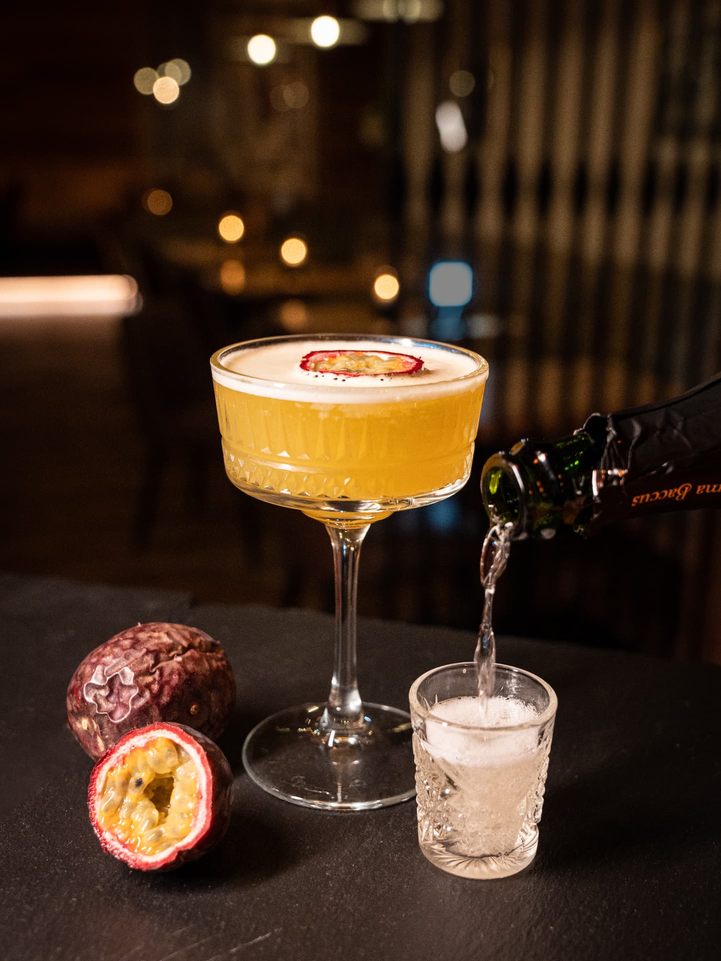 Maracuja-Sour im Coupe-Glas mit Sekt-Beigabe